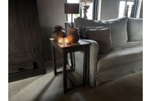 Oude vergrijsde bijzettafel